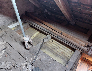 Zateplení stropu rodinného domu pomocí foukané izolace